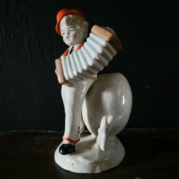 Vintage Accordion Player Porcelain Figurine with Cracked Egg Planter - Picture 6 of 12